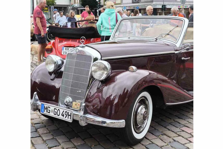 Oldtimertreffen auf dem Wochenmarkt: Die große Schau